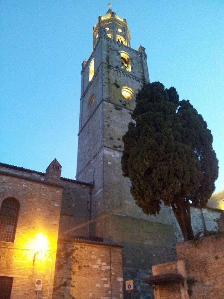 Campanile della cattedrale di Atri al tramonto